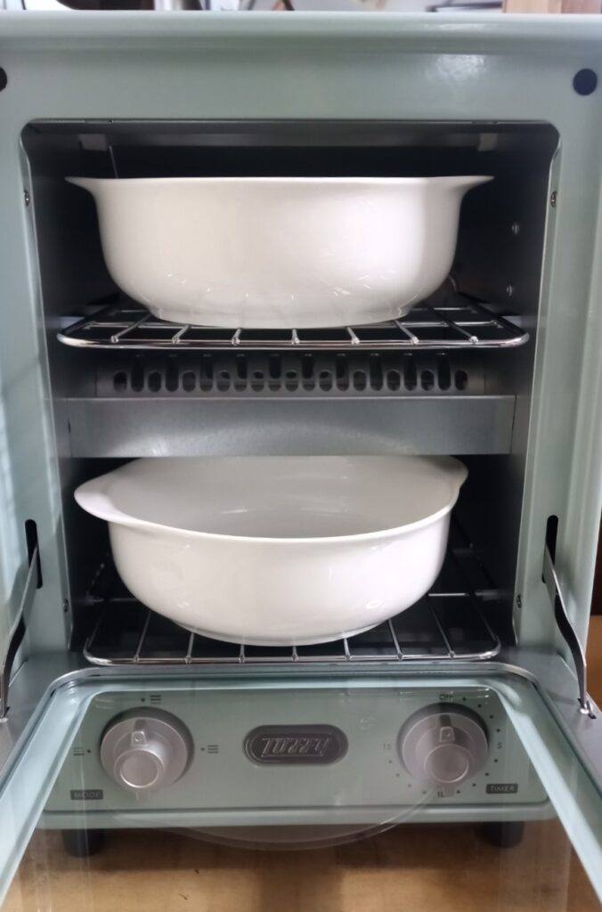 トースターに直径15㎝くらいグラタン皿を入れてみました。横型トースターと違い、天井が低いので焦げやすそうな印象…