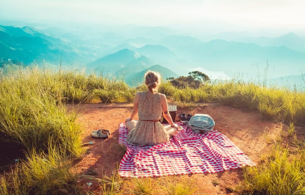 Willian Justen de Vasconcellos撮影　自然の中でソロピクニックをする女性