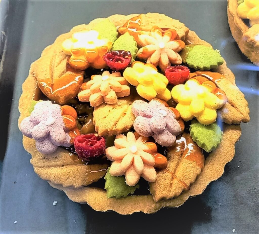 べべナチュールのお花クッキーで作られたキャラメルタルト