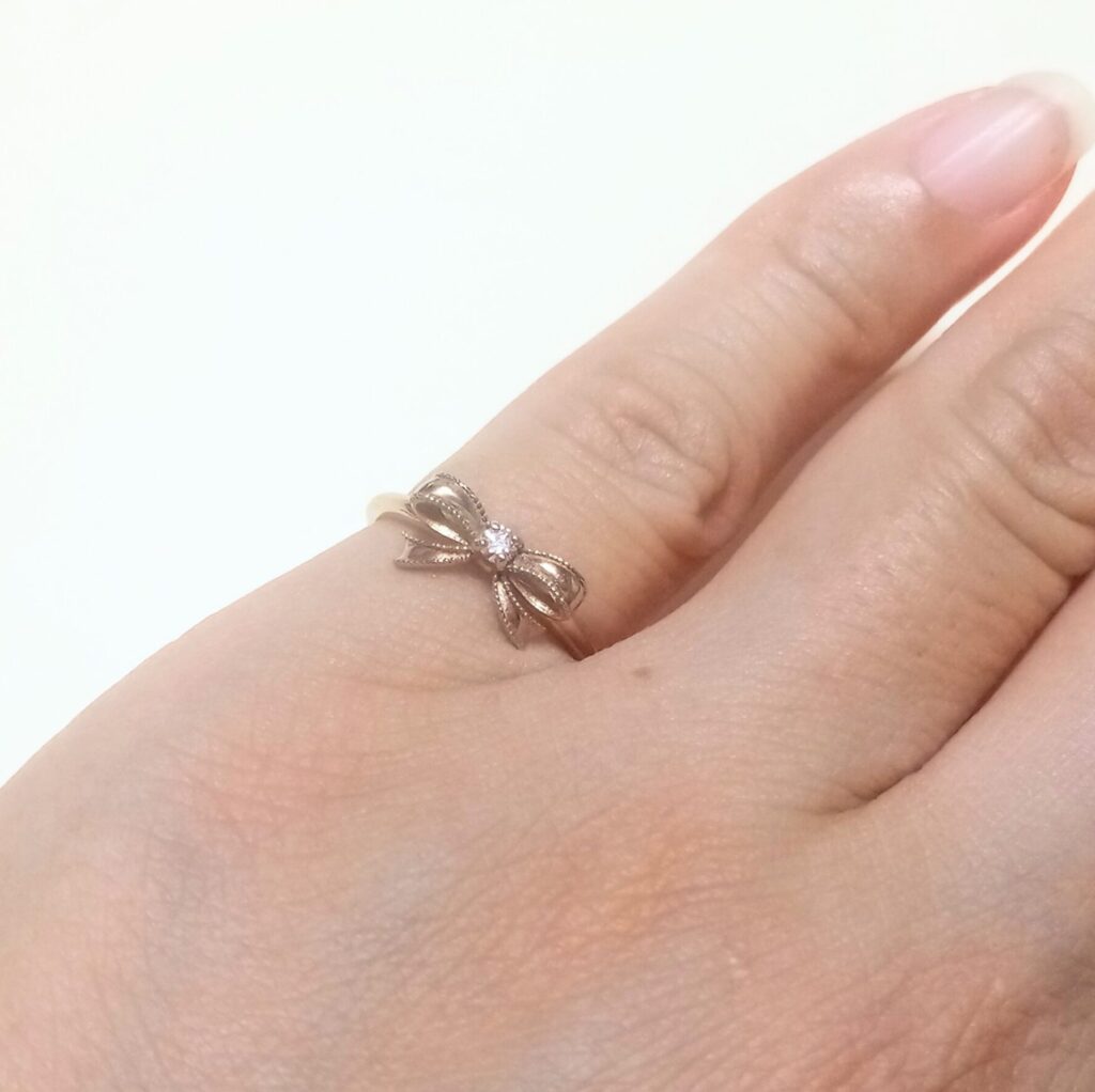 リボンモチーフのダイヤの指輪　ピンキーリング