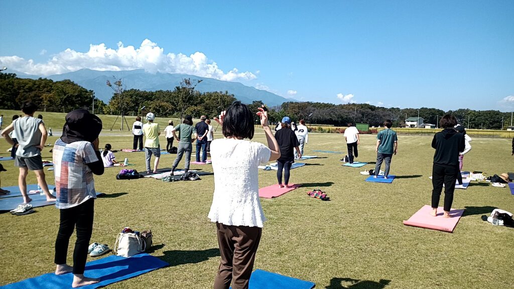 青空の元、ヨガ体験