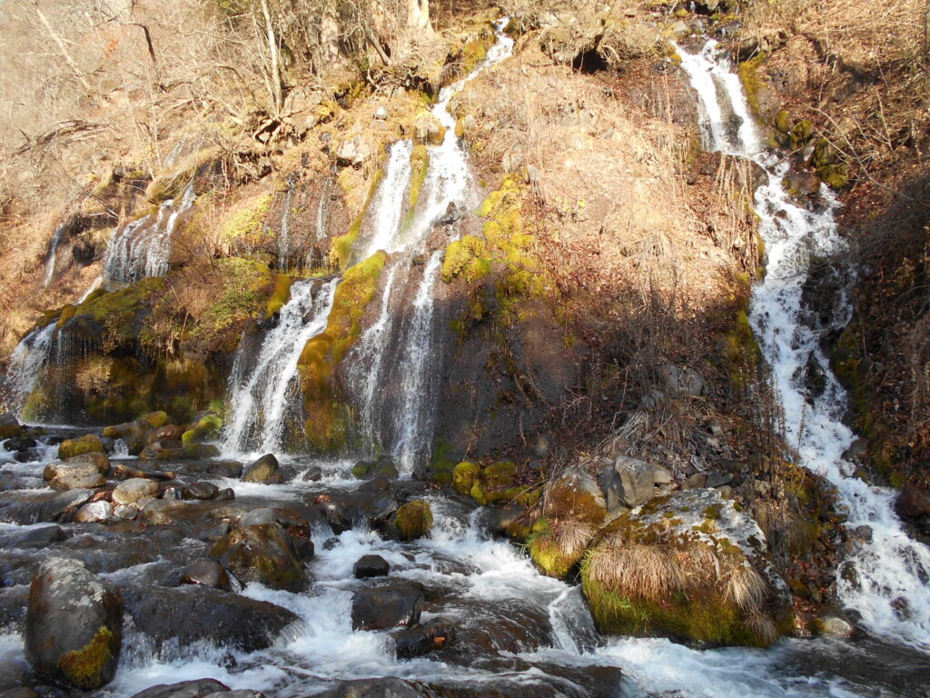 吐竜の滝　山梨観光　紅葉　釣りスポット　