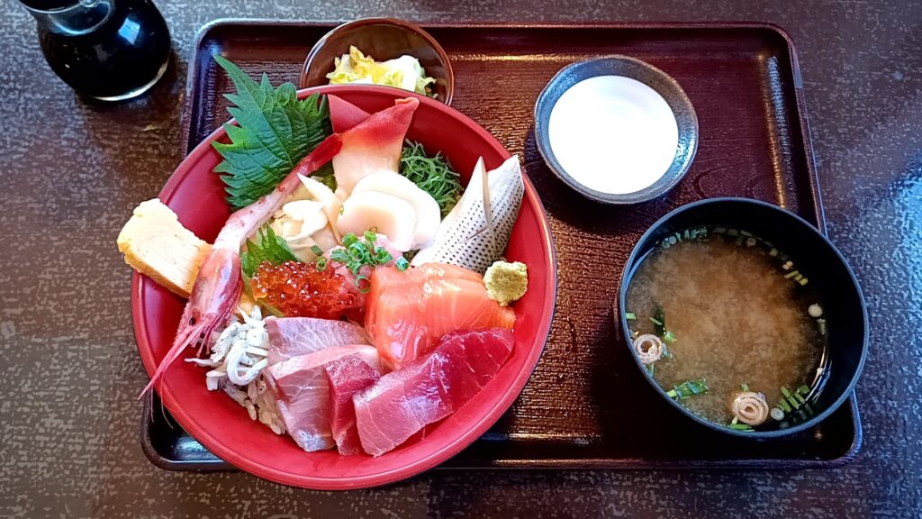 山梨県北杜市にある魚ゼンゾウ　山に囲まれながらも新鮮な海鮮丼などが食べられるお店