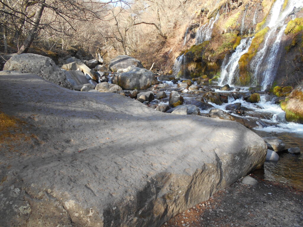 吐竜の滝　山梨観光　紅葉　釣りスポット　