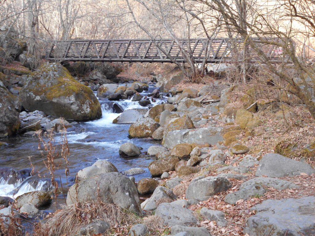 吐竜の滝　山梨観光　紅葉　釣りスポット　