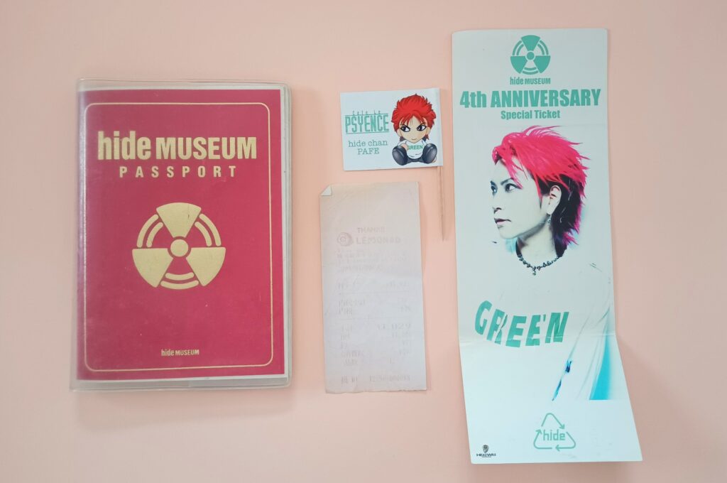 hide museumのパスポート、4thアニバーサリーチケット パフェの旗