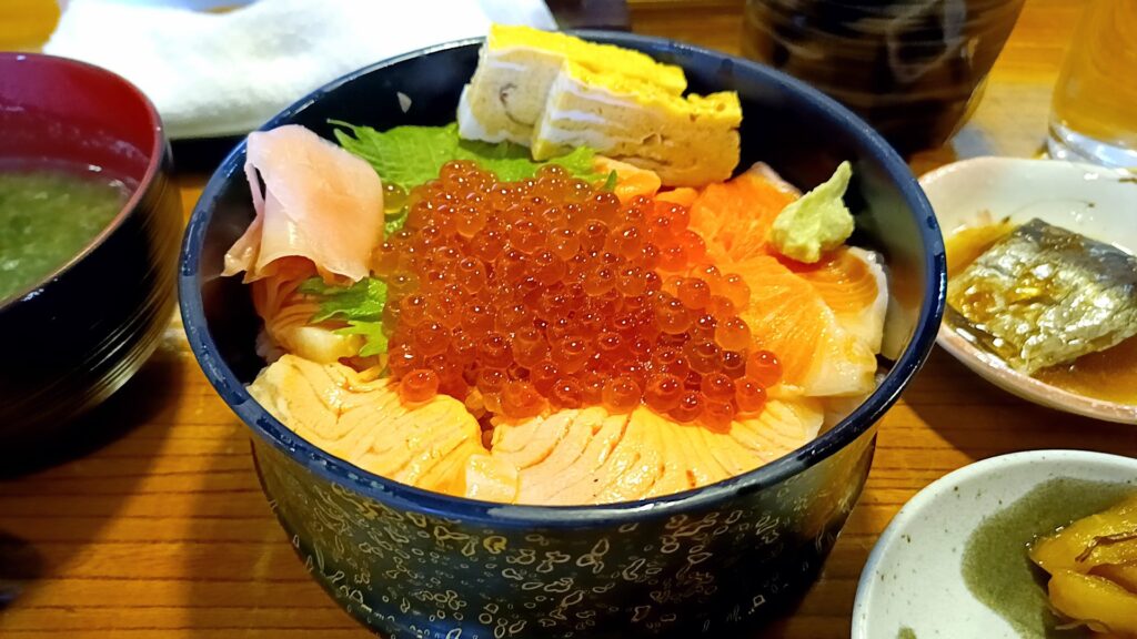 hideの故郷・横須賀中央駅の新富寿し サーモンいくら丼