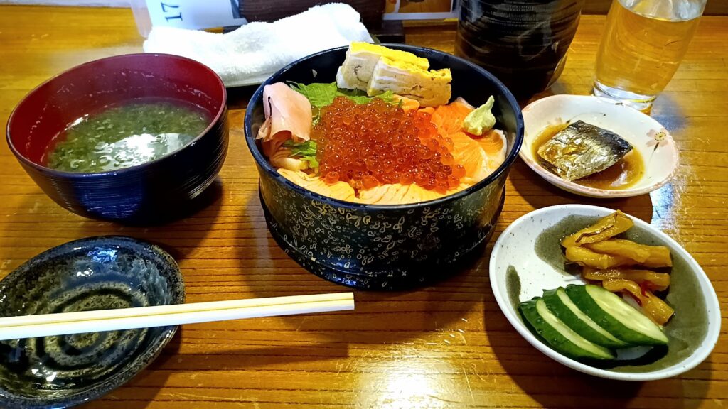 hideの故郷・横須賀中央駅の新富寿し サーモンいくら丼
