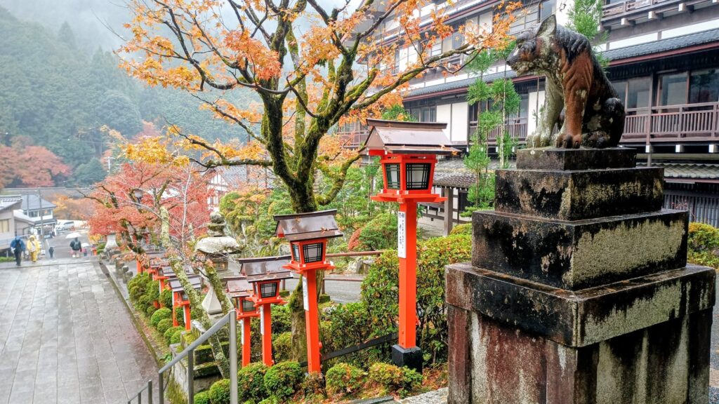 京都 鞍馬寺 仁王門前 参道 赤灯篭阿吽の狛虎