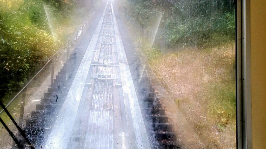京都 鞍馬寺 ケーブルの中から外の景色
