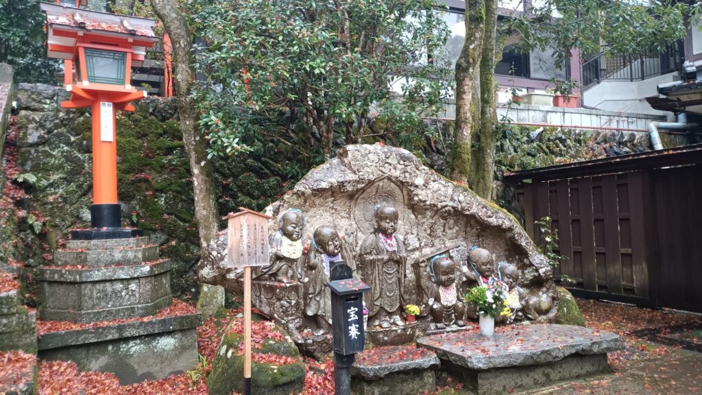 京都 鞍馬寺 童形六体地蔵尊 鞍馬山保育園入り口