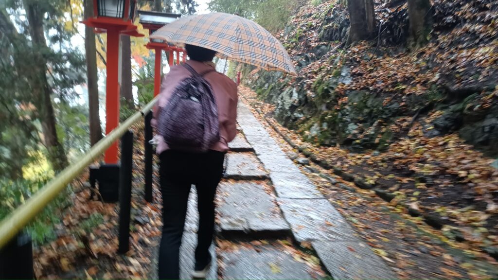 京都 鞍馬寺 傾斜と緩やかな石段 雨の中は大変