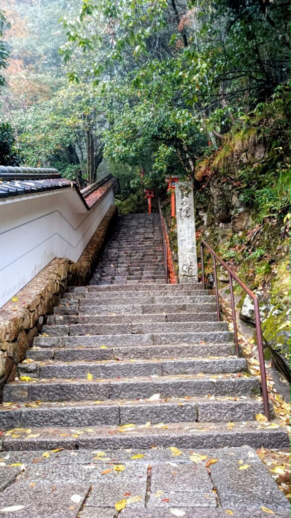 京都 鞍馬寺 奥の院参道の長い石段が再び立ちはだかる