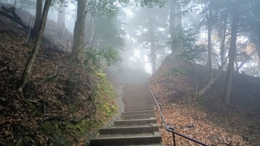 京都 鞍馬寺 霧の中の上りの石段
