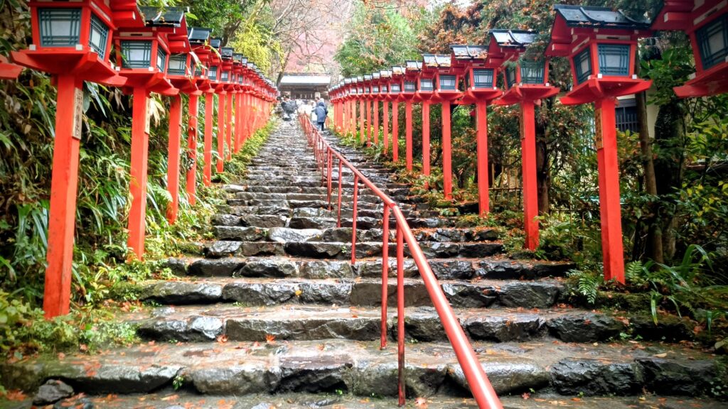 京都  貴船神社 石段と赤灯篭の列