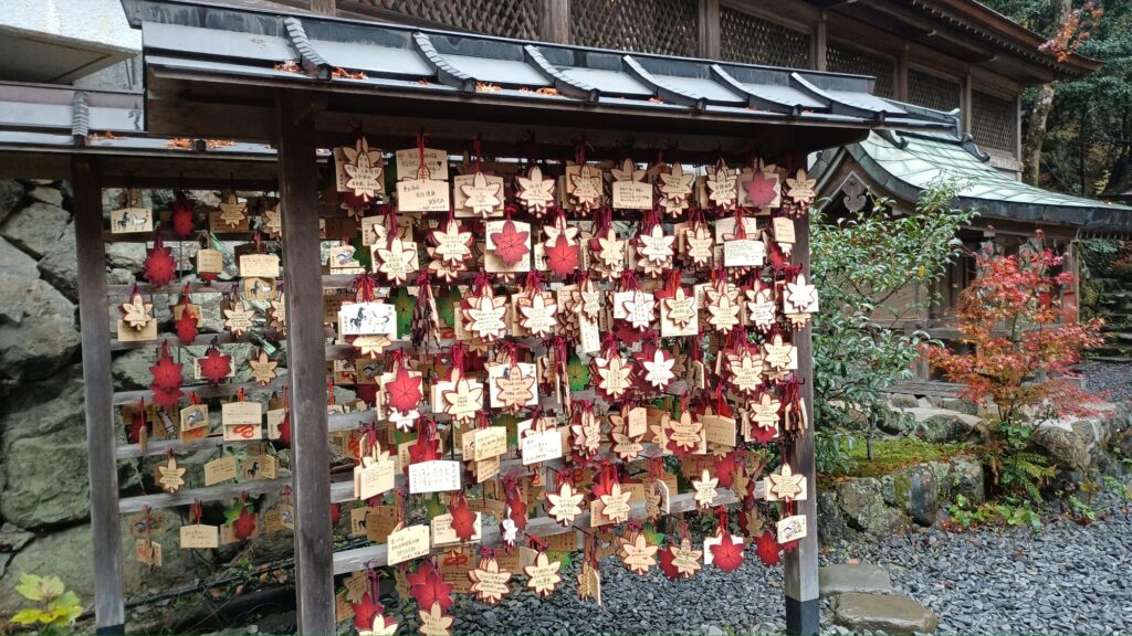京都  貴船神社 もみじの形をした絵馬