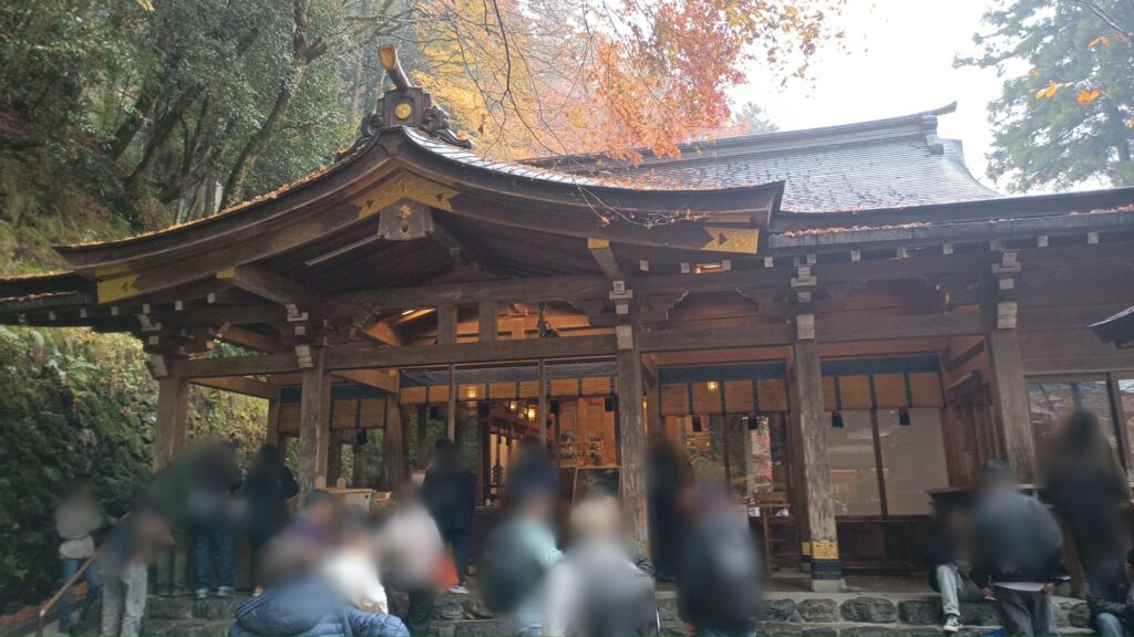 京都 貴船神社 本社に集まる観光客