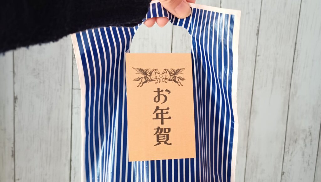 ラッピングバッグの口が開かないようにラベルを貼ります。