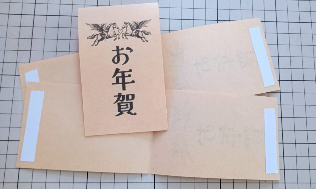 ラベルの端に両面テープを貼ります