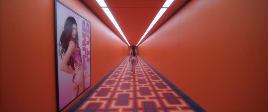 スーの経歴を表す廊下のポスター