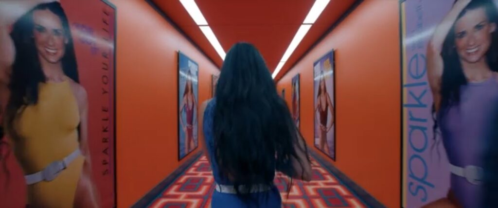 サブスタンス-エリザベスの経歴を表す廊下のポスター