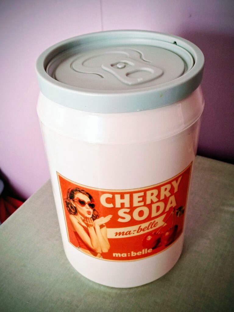 ダイソー 缶型ゴミ箱ピンク 220円 ステッカーカスタム