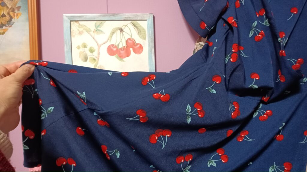 さくらんぼワンピースと額縁