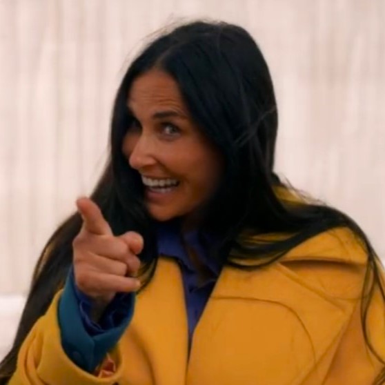 サブスタンス 黄色いコートを着るエリザベス