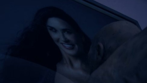 サブスタンス 割られたエリザベスのポスターを眺めるエリザべス