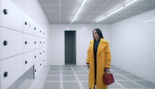 サブスタンス 黄色いコートを着るエリザベス