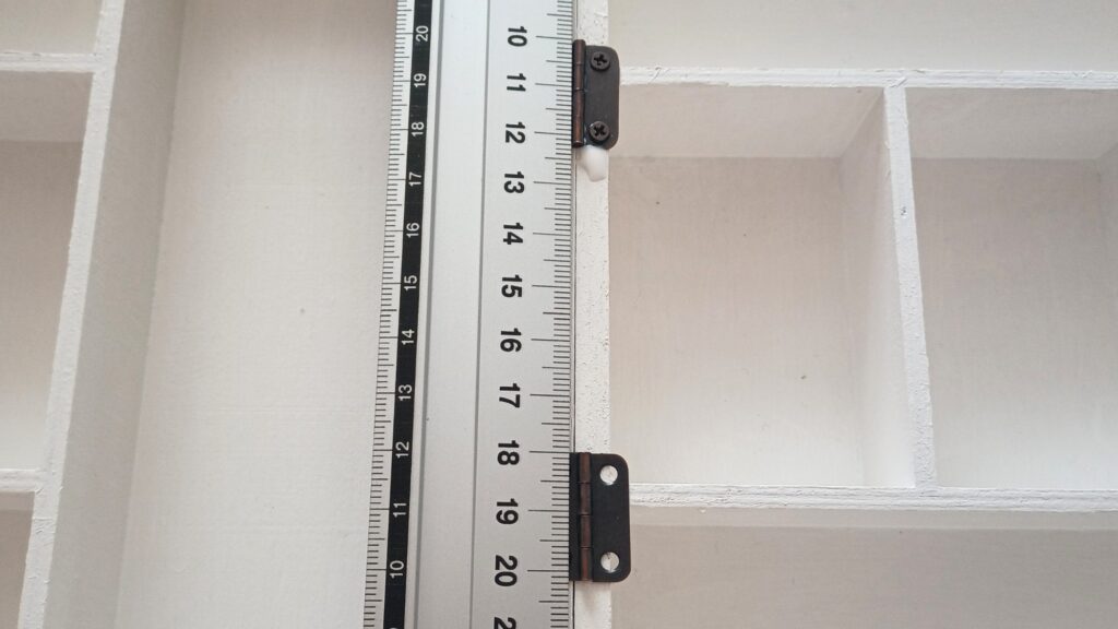 蝶番は真直ぐつけます。