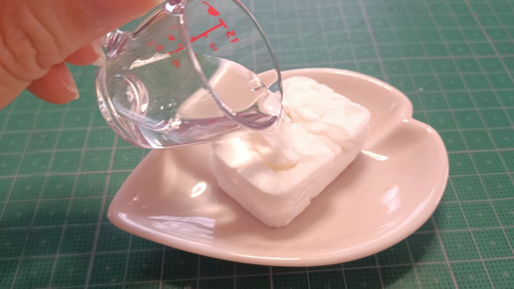 100均 圧縮タオルMの大きさと 水の量