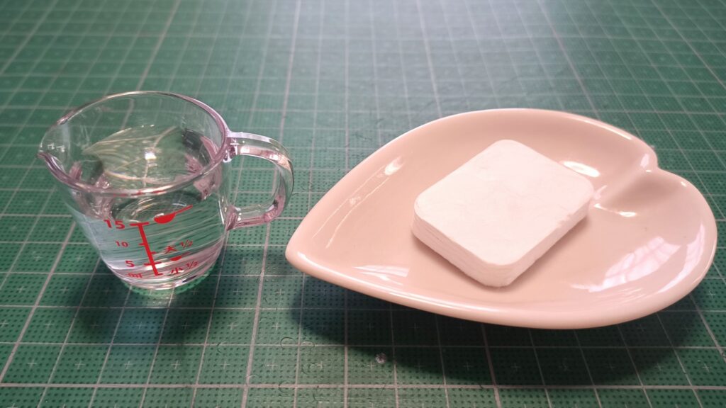 100均 圧縮タオルMの大きさと 水の量