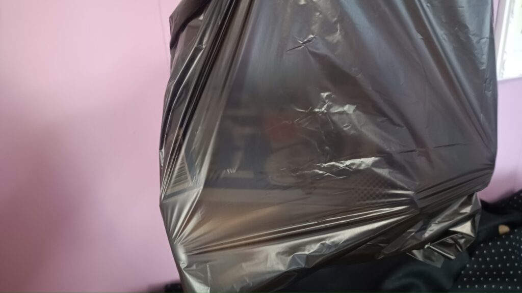 中の見えない黒いポリ袋は本当に中が見えない？