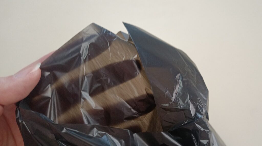 中の見えない黒いポリ袋は本当に中が見えない？