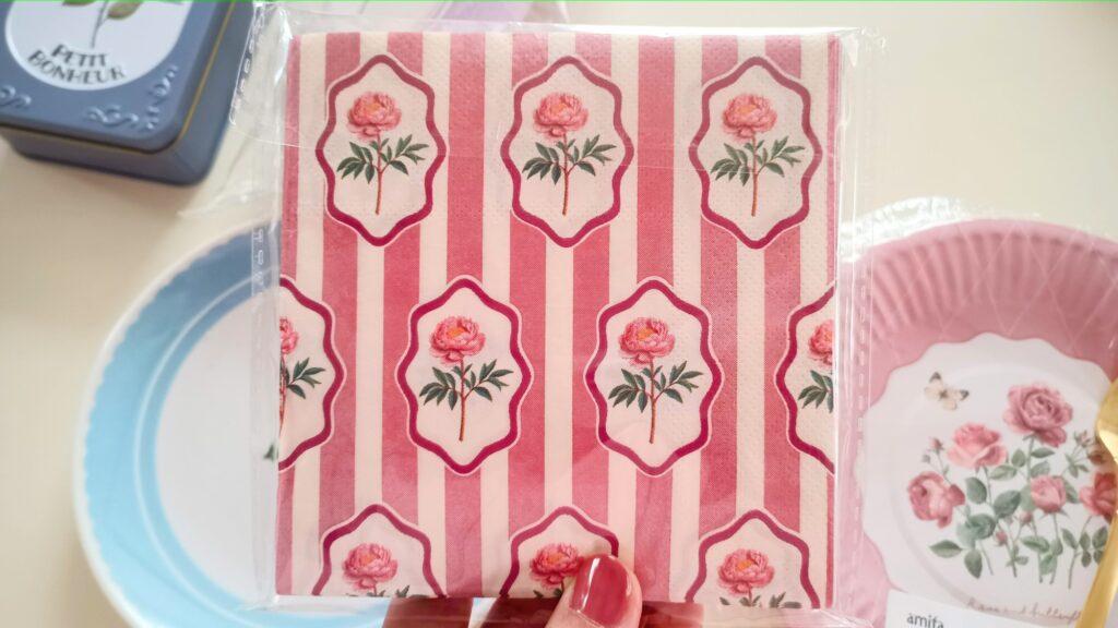 セリア 薔薇デザインのペーパーナプキン